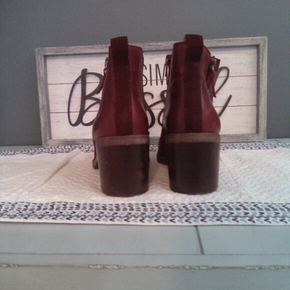 Beautiful Boots - Picture 3 of 5